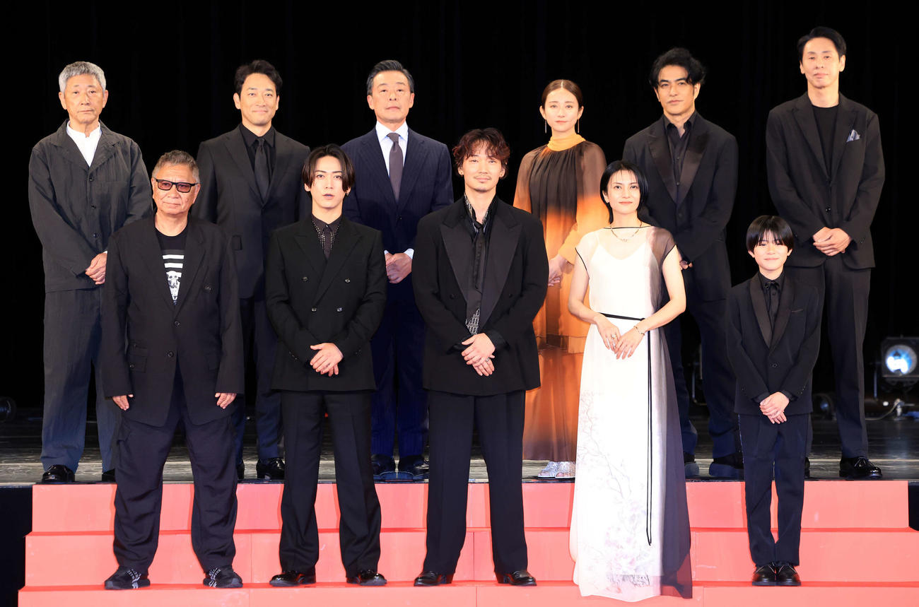 映画「でっちあげ～殺人教師と呼ばれた男」プレミアイベントで記念撮影する、前列左から三池崇史監督、亀梨和也、綾野剛、柴咲コウ、三浦綺羅、後列左から小林薫、迫田孝也、光石研、木村文乃、北村一輝、大倉孝二（撮影・浅見桂子）