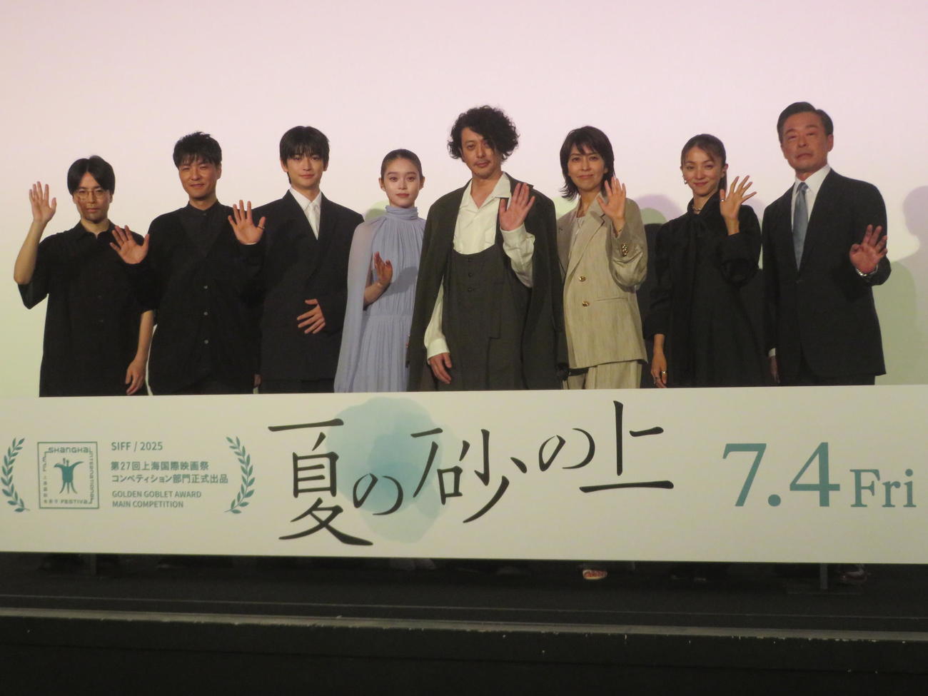 映画「夏の砂の上」完成披露舞台あいさつに出席した、左から玉田真也監督、森山直太朗、高橋文哉、高石あかり、オダギリジョー、松たか子、満島ひかり、光石研（撮影・川田和博）