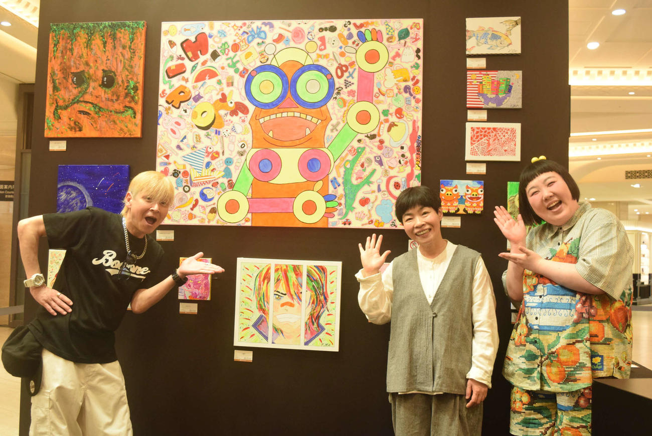 アート展を開催する、左から）吉田ヒロ、山田花子、酒井藍（撮影・阪口孝志）