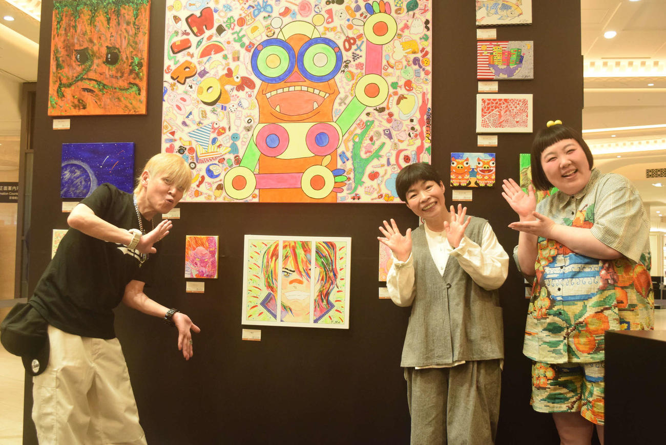アート展を開催する、左から）吉田ヒロ、山田花子、酒井藍（撮影・阪口孝志）