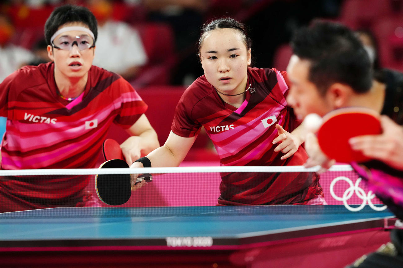 卓球混合ダブルス決勝　許■（■は日ヘンに斤）（手前右）、劉詩雯組と対戦する水谷（左）、伊藤組（2021年7月26日）