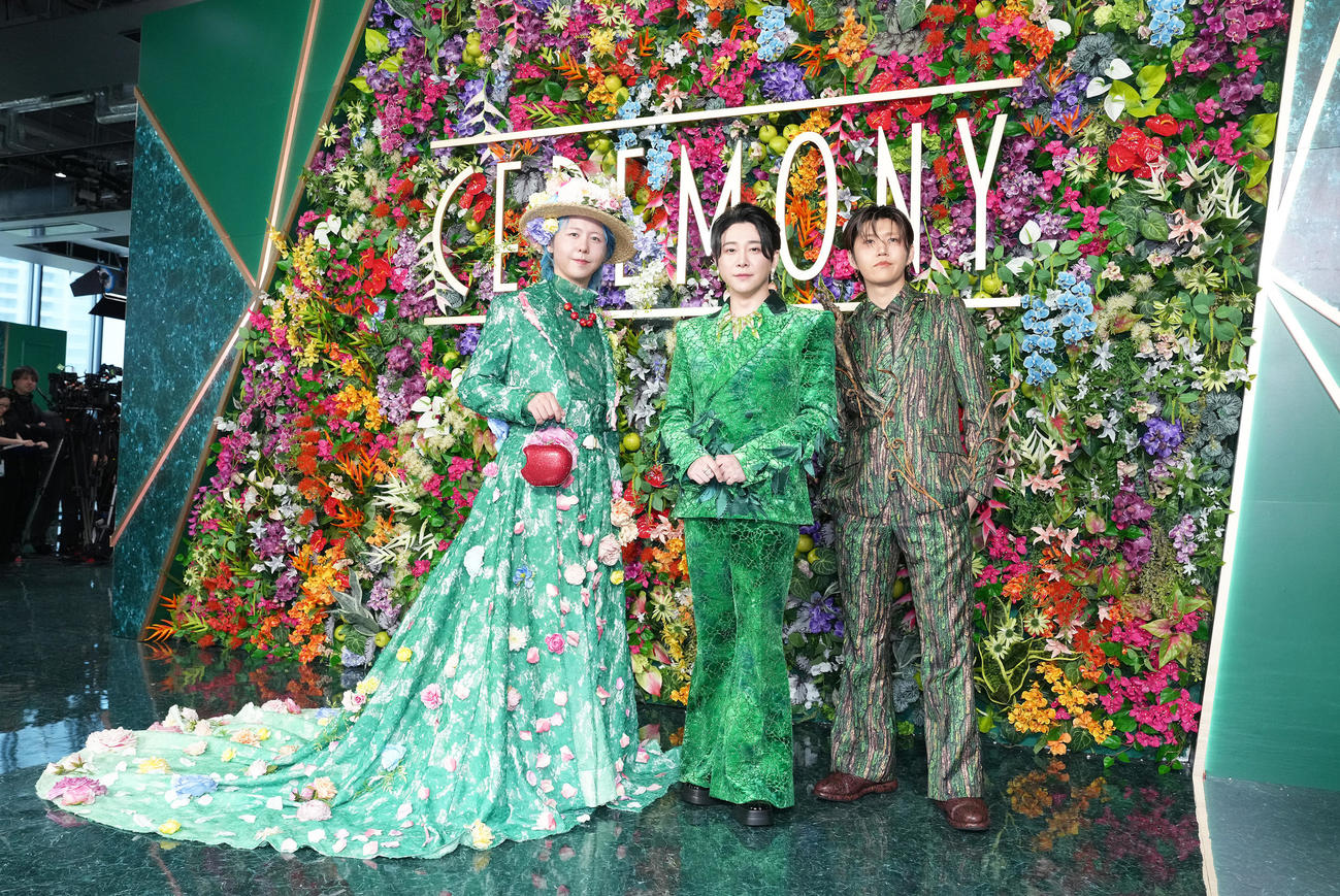 フォトコールに登場したMrs．GREEN APPLE。左から藤澤涼架、大森元貴、若井滉斗（撮影・足立雅史）