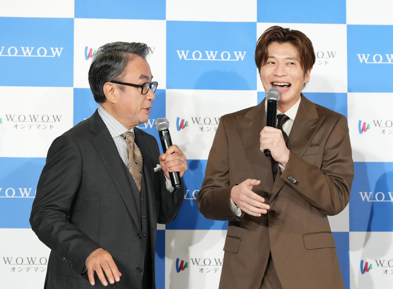 ドラマW三谷幸喜「おい、太宰」完成報告会で三谷幸喜監督（左）とトークを繰り広げる田中圭（撮影・小沢裕）