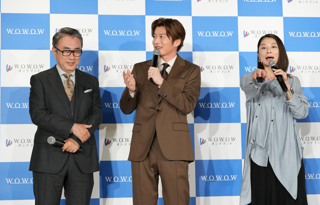 ドラマW三谷幸喜「おい、太宰」完成報告会でトークを繰り広げる、左から三谷幸喜監督、田中圭、小池栄子（撮影・小沢裕）