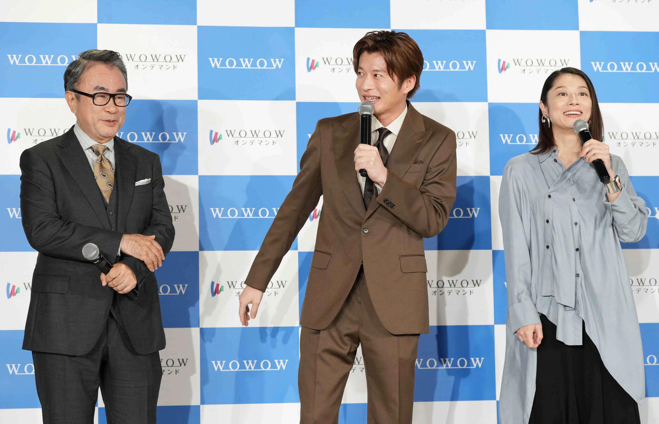 ドラマW三谷幸喜「おい、太宰」完成報告会でトークを繰り広げる、左から三谷幸喜監督、田中圭、小池栄子（撮影・小沢裕）