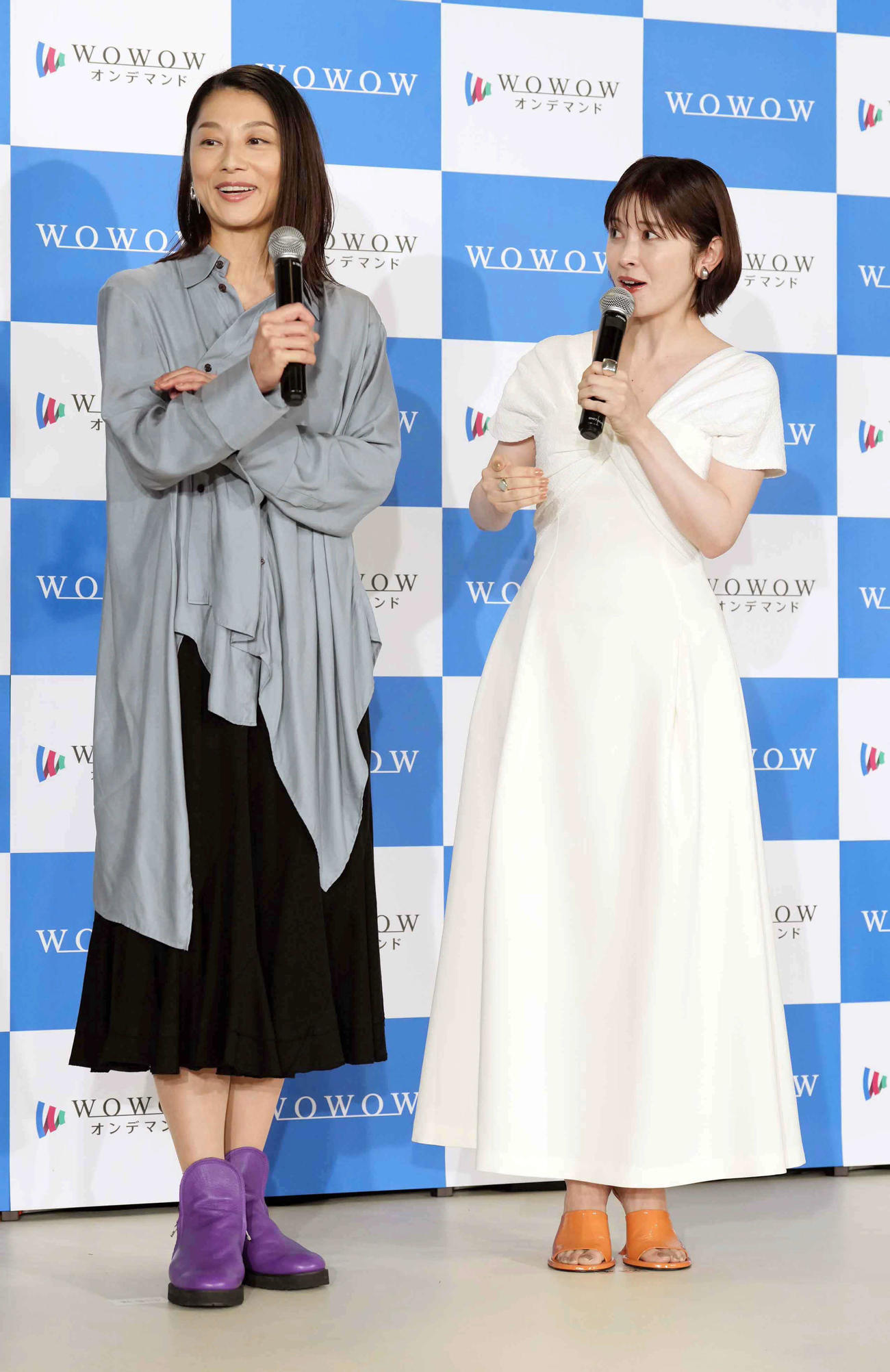 ドラマW三谷幸喜「おい、太宰」完成報告会に臨む小池栄子（左）と宮澤エマ（撮影・小沢裕）