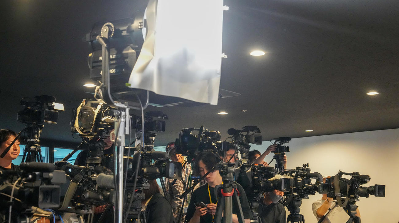 注目の記者発表会に大勢のテレビカメラが並んだ（撮影・小沢裕）