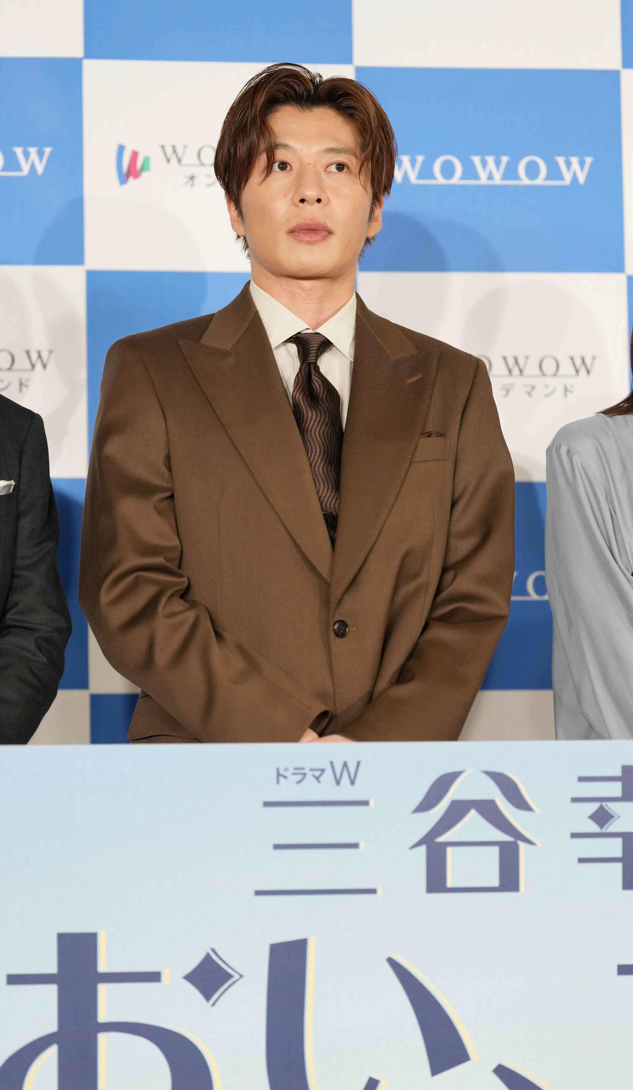 ドラマW三谷幸喜「おい、太宰」完成報告会を終え記念撮影に臨む田中圭（撮影・小沢裕）