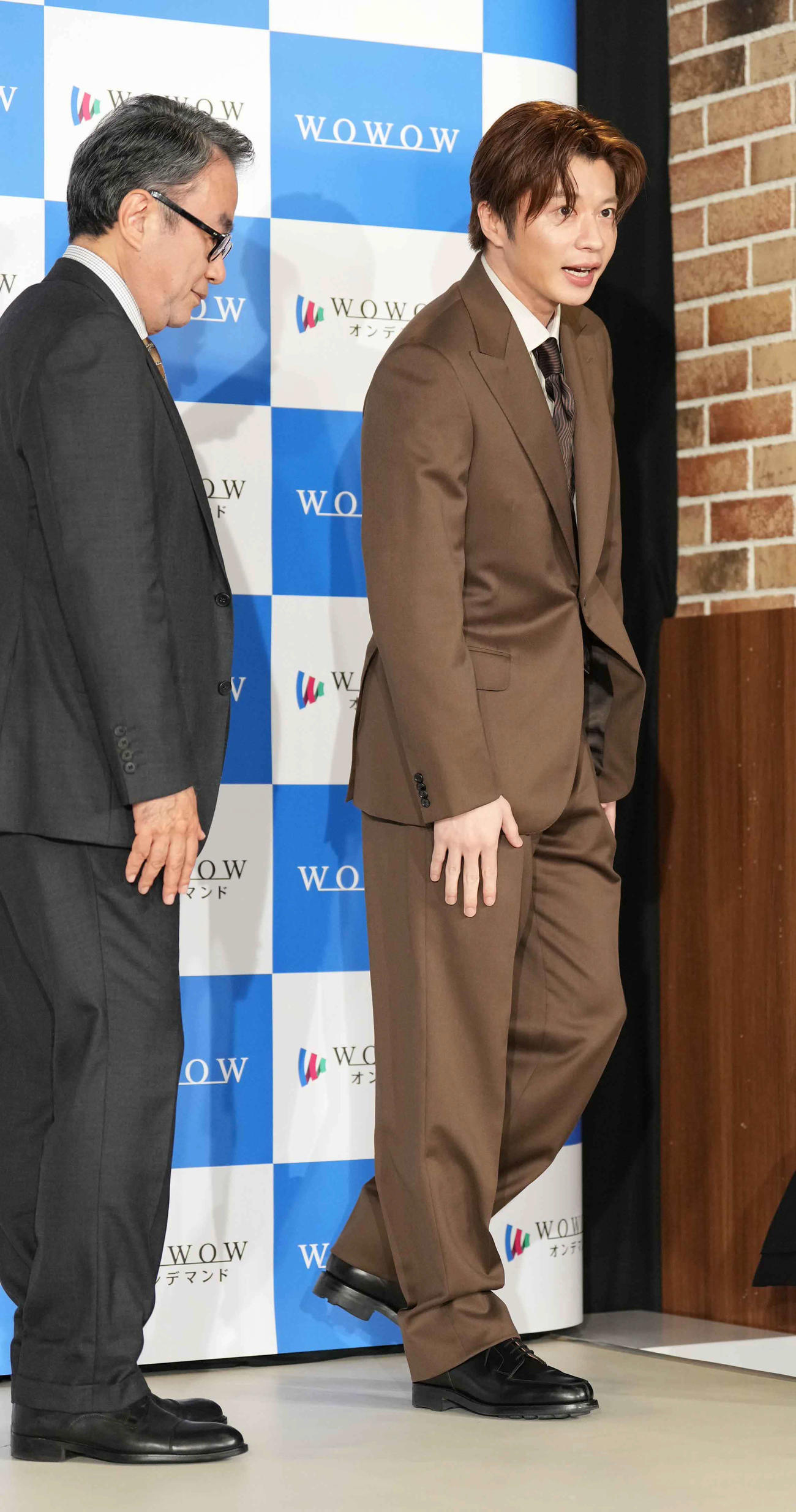 ドラマW三谷幸喜「おい、太宰」完成報告会を終え引き揚げる田中圭。左は三谷幸喜監督（撮影・小沢裕）