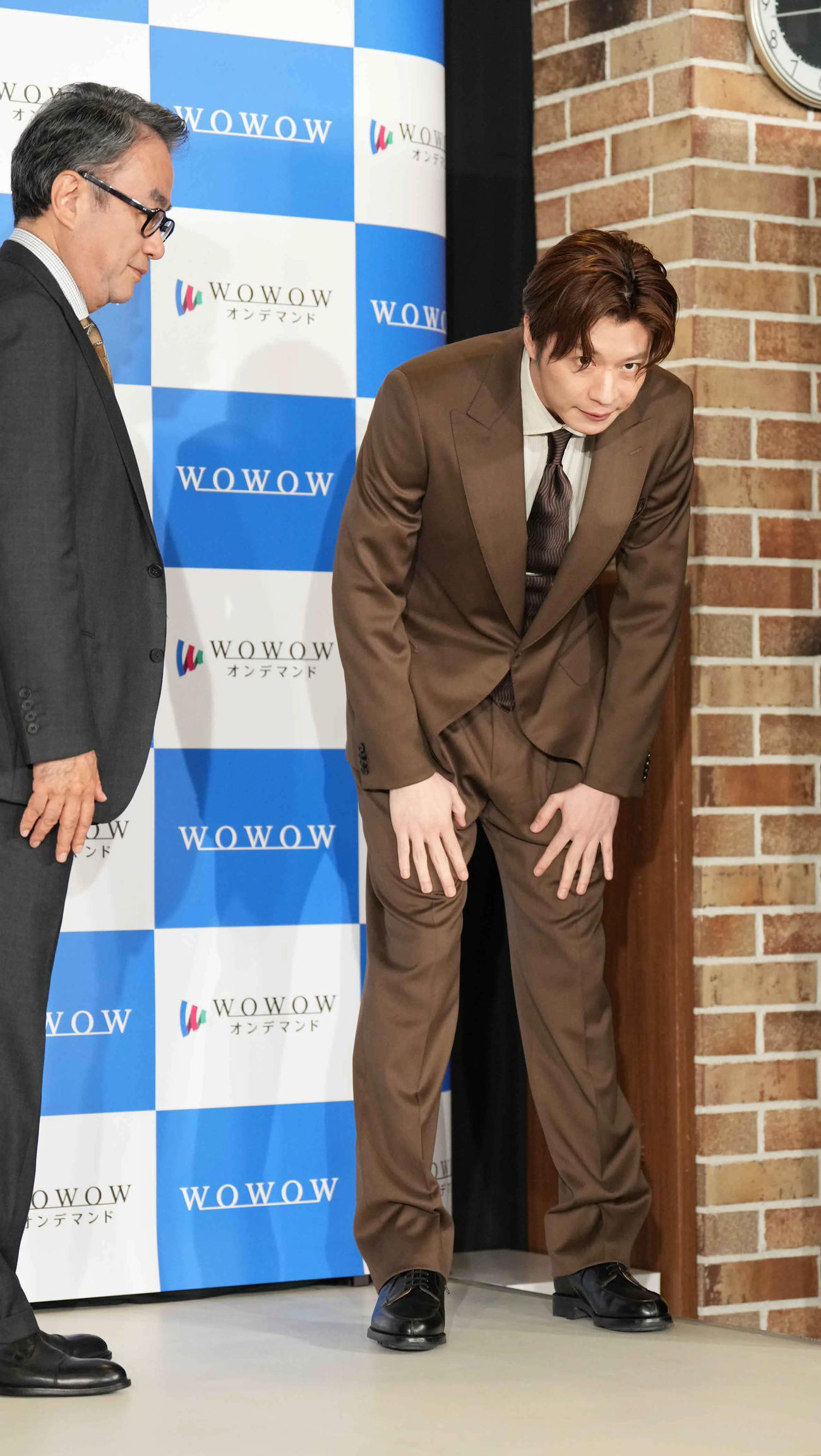 ドラマW三谷幸喜「おい、太宰」完成報告会を終え、報道陣に一礼し引き揚げる田中圭（右）。左は三谷幸喜監督（撮影・小沢裕）