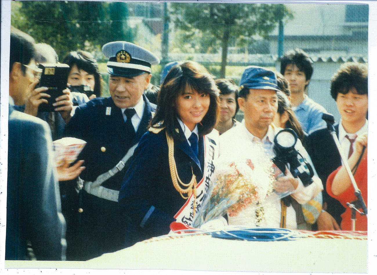 86年に一日警察署長を務めた中山美穂さん（「中山美穂『C』からの物語」から）