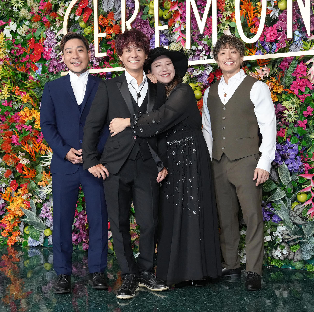フォトコールに登場したHY。左から名嘉俊、新里英之、仲宗根泉、許田信介（撮影・足立雅史）
