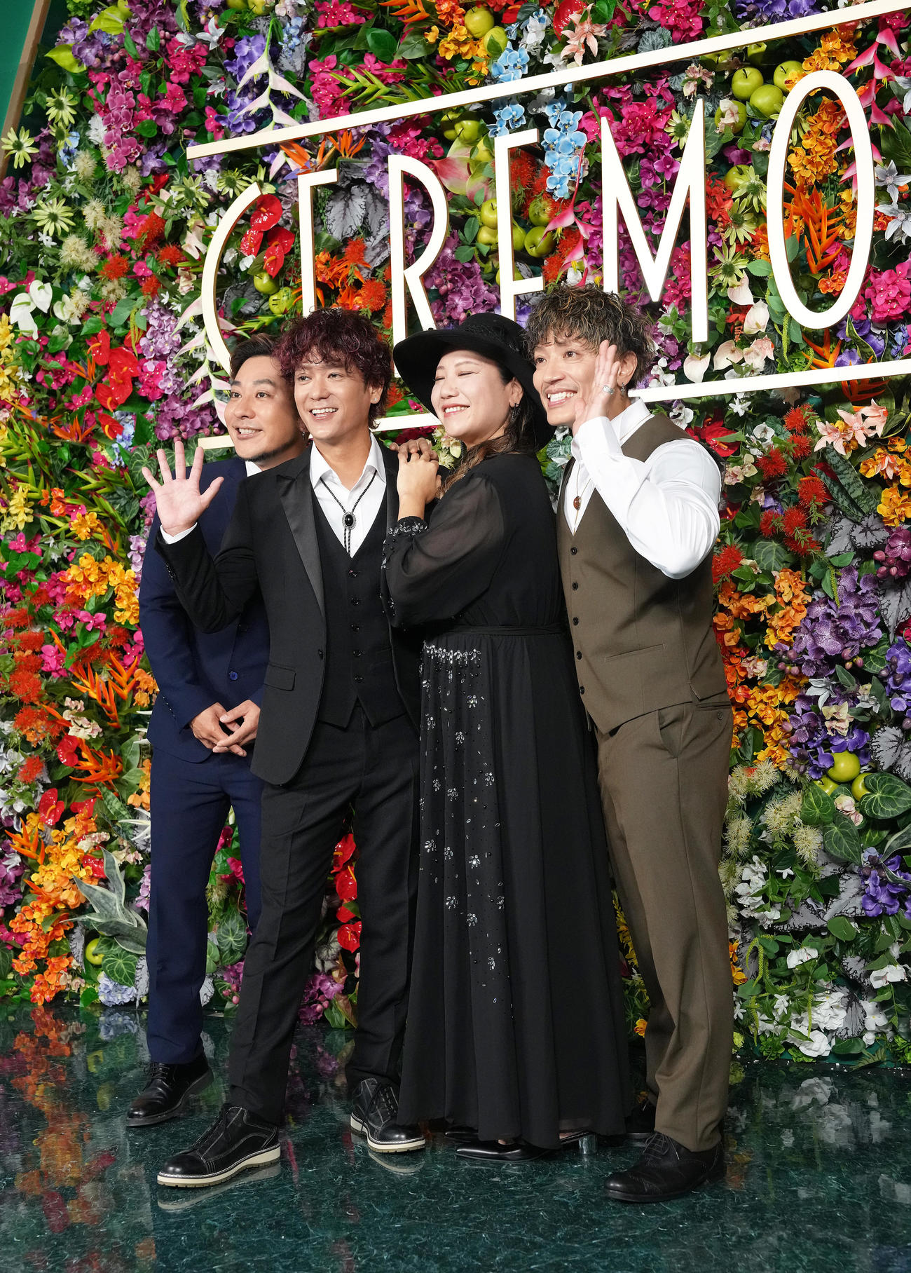 フォトコールに登場したHY。左から名嘉俊、新里英之、仲宗根泉、許田信介（撮影・足立雅史）