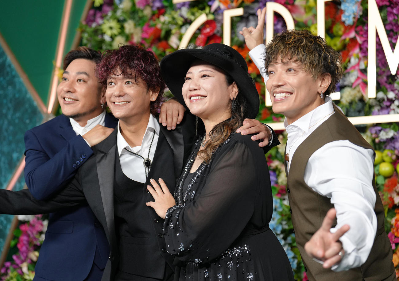 フォトコールに登場したHY。左から名嘉俊、新里英之、仲宗根泉、許田信介（撮影・足立雅史）
