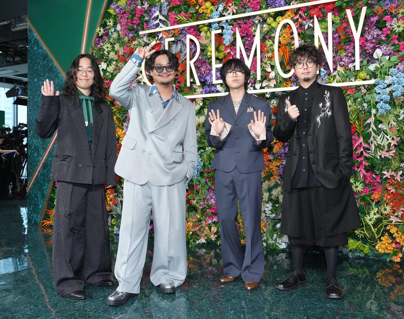 フォトコールに登場したthe engy。左から濱田周作、山路洸至、藤田恭輔、境井祐人（撮影・足立雅史）