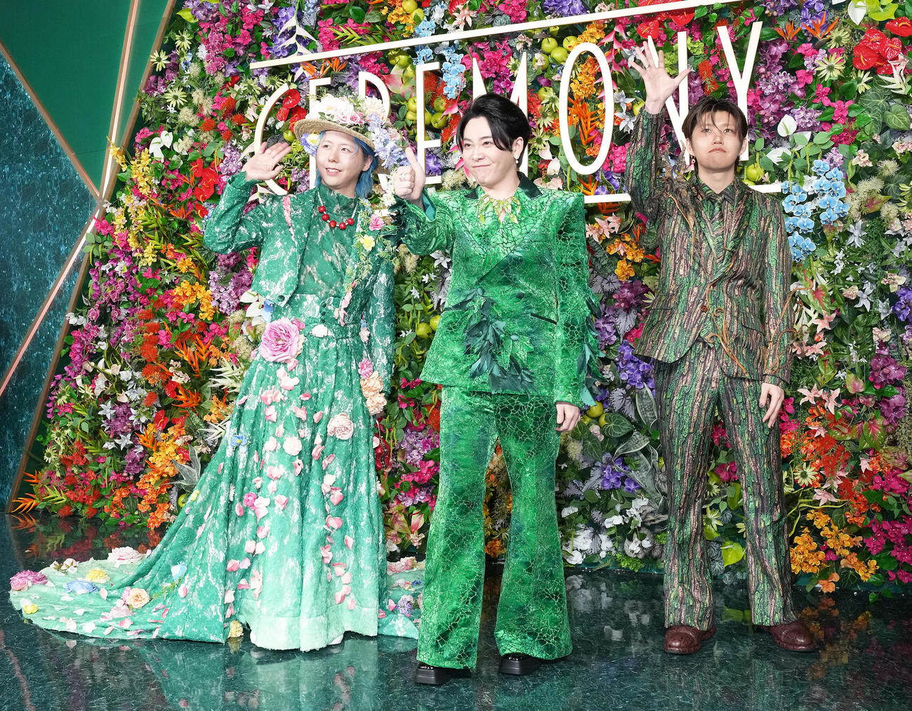 フォトコールに登場したMrs．GREEN APPLE。左から藤澤涼架、大森元貴、若井滉斗（撮影・足立雅史）