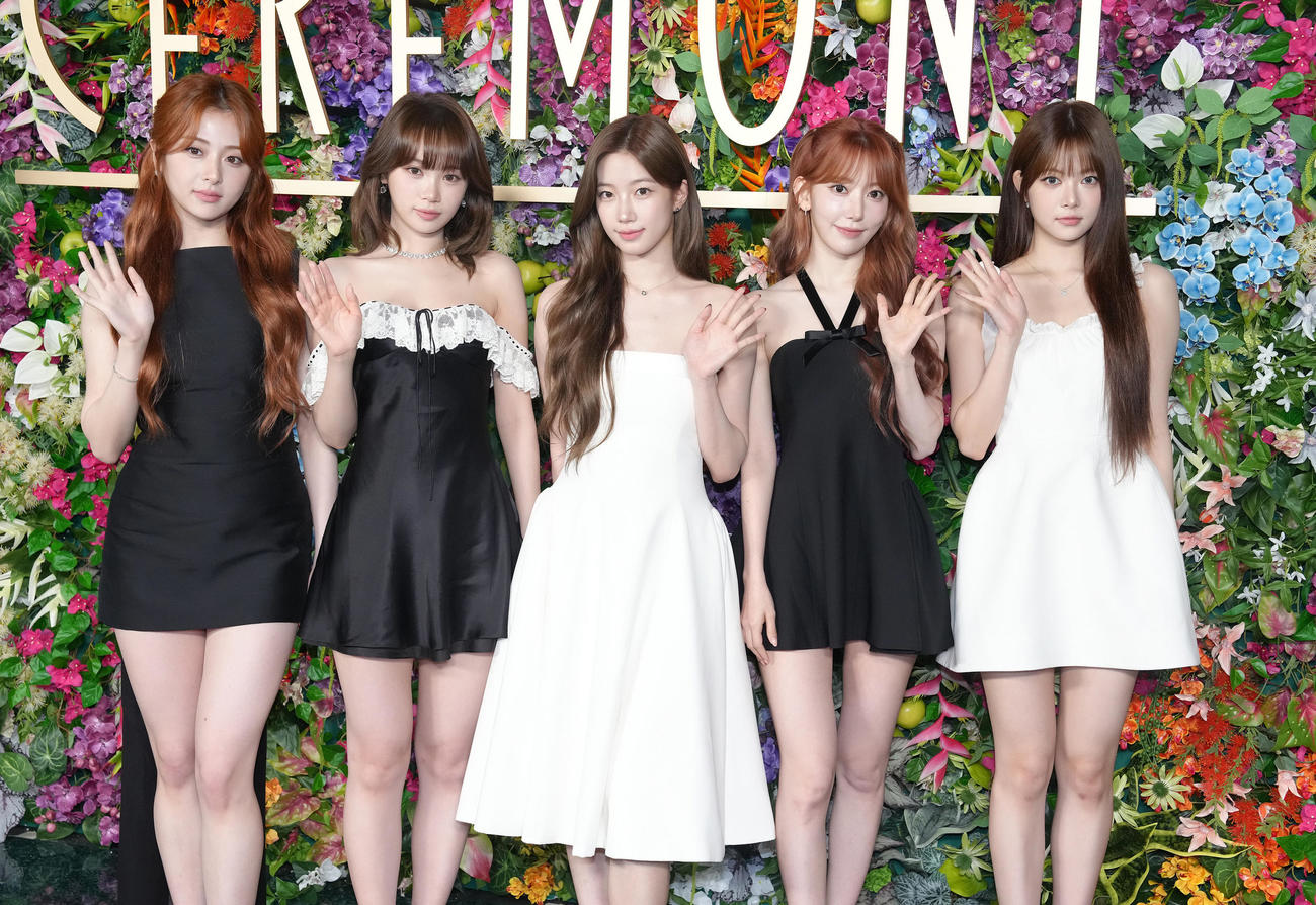 フォトコールに登場したLE SSERAFIM。左からHUH YUNJIN、KIM CHAEWON、KAZUHA、SAKURA、HONG EUNCHAE（撮影・足立雅史）