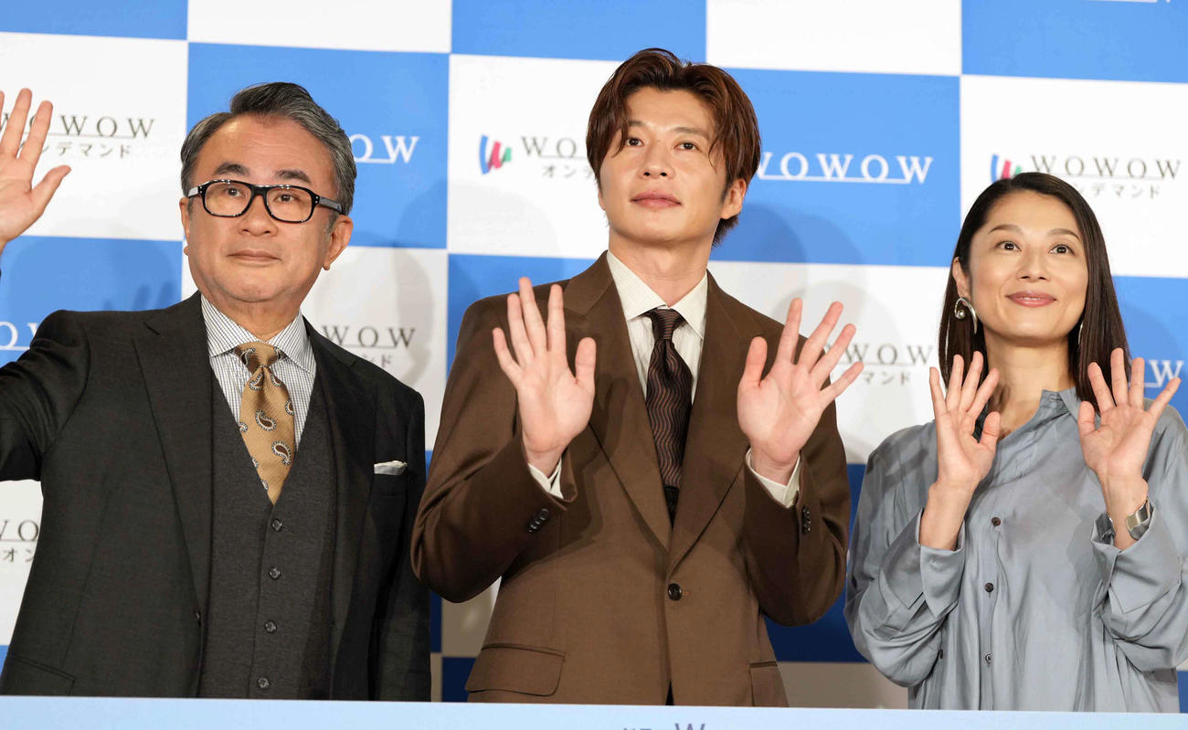 ドラマW三谷幸喜「おい、太宰」完成報告会で記念撮影に臨む、左から三谷幸喜監督、田中圭、小池栄子（撮影・小沢裕）