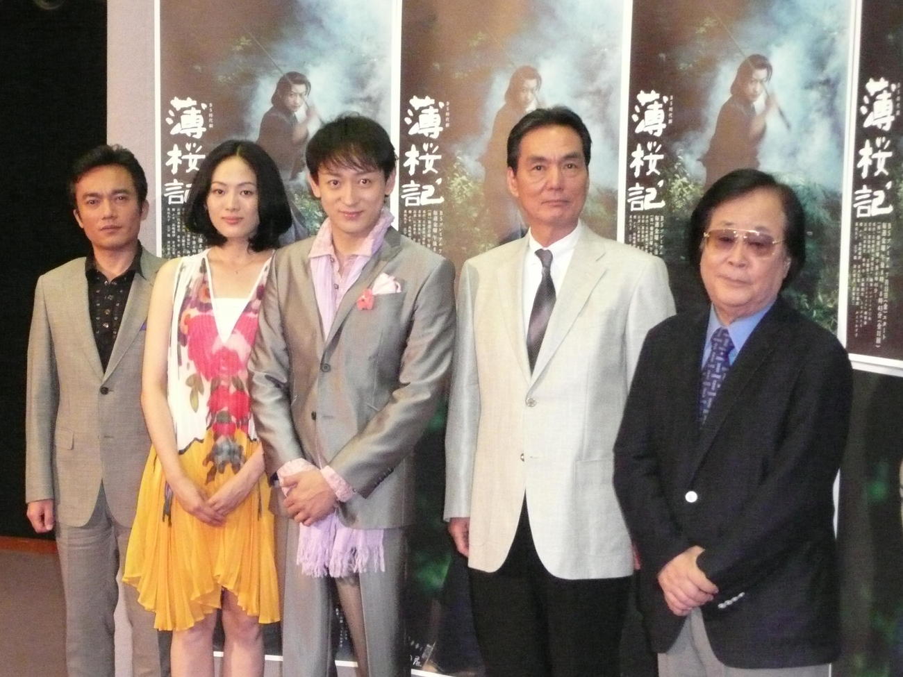 NHKで時代劇の会見を行った、左から高橋和也、柴本幸、山本耕史、長塚京三、ジェームス三木氏