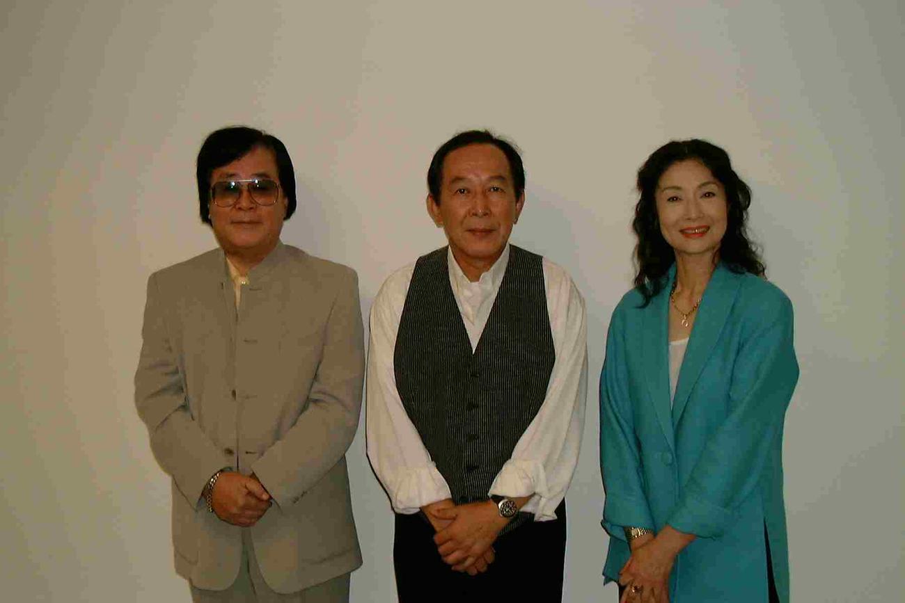 NHK月曜ドラマシリーズ「結婚泥棒」出演の橋爪功、富司純子、左は脚本のジェームス三木氏
