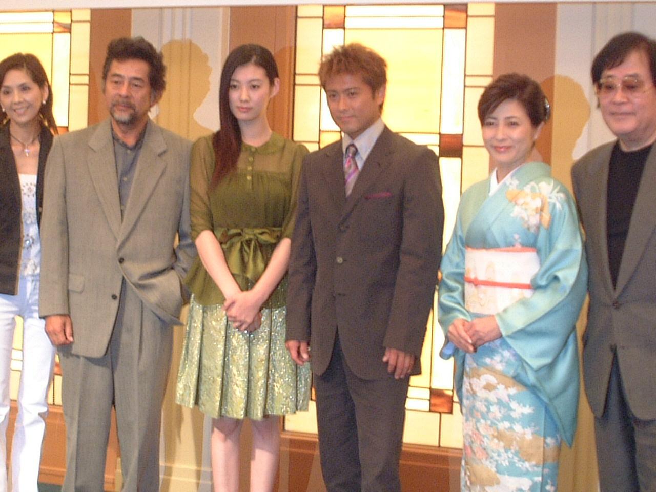 テレビ東京「上を向いて歩こう～坂本九物語」制作発表　左から原作者の柏木由紀子、キャストの古谷一行、ともさかりえ、山口達也、岡江久美子、脚本のジェームス三木氏
