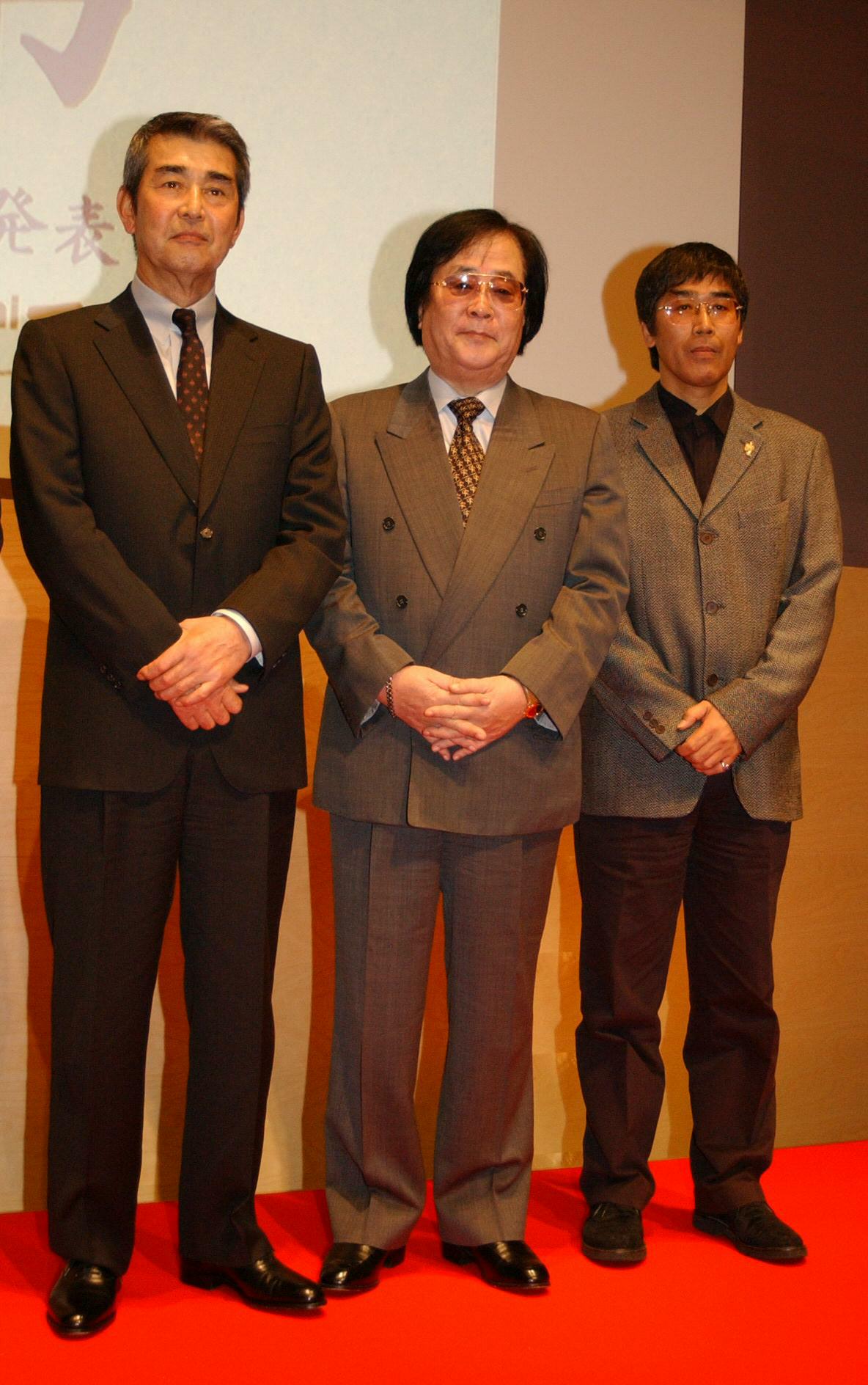 スペシャルテレビドラマ「弟」製作発表で石原裕次郎の父役を演じる渡哲也、脚本のジェームス三木氏、監督の若松節朗(03年12月撮影)