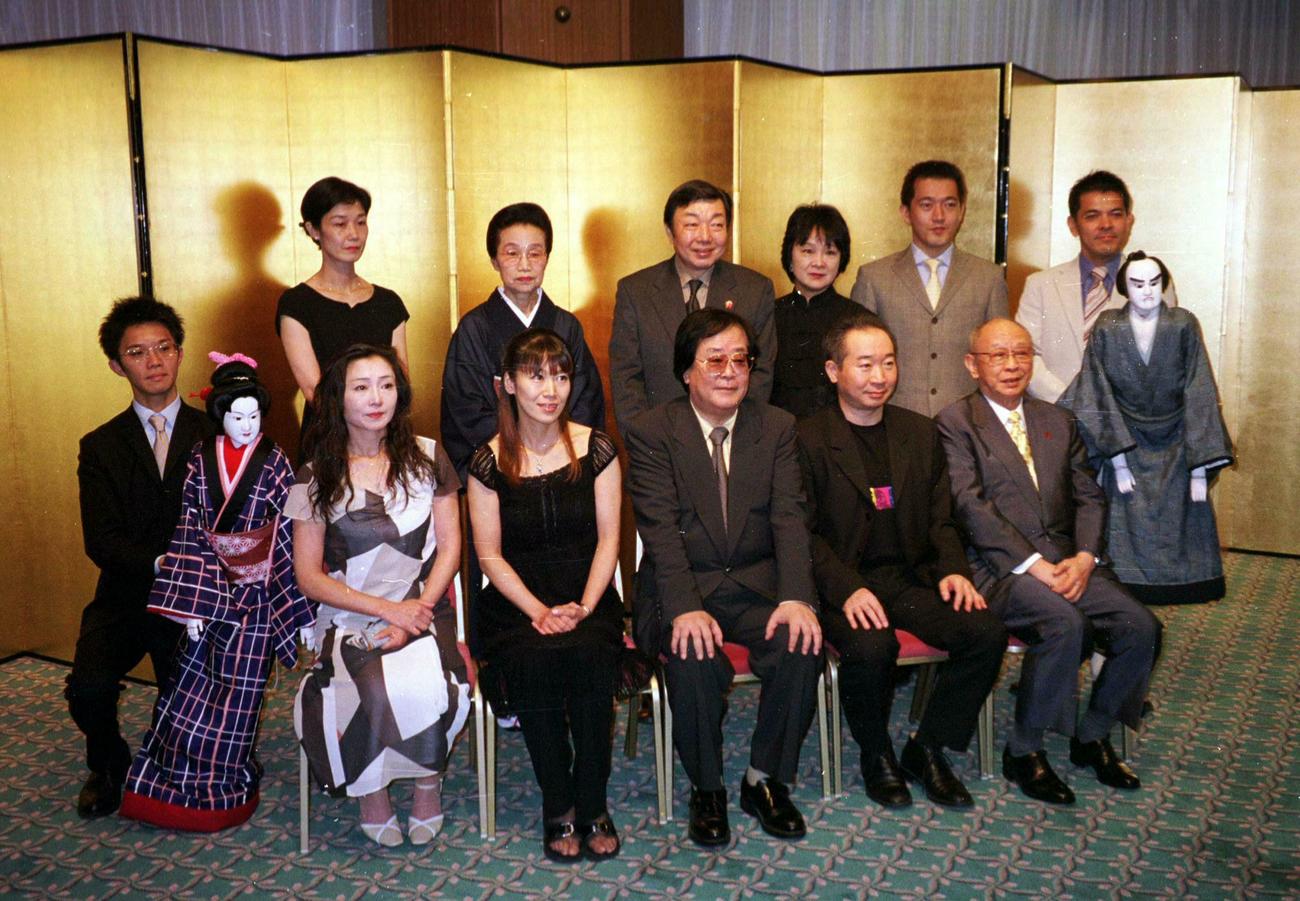 前進座公演「お登勢」制作発表　浄瑠璃人形に囲まれて意欲的な「お登勢」の出演者。前列中央は脚本・演出のジェームス三木氏、前列左から2人目は初主演の浜名美貴（04年9月撮影）