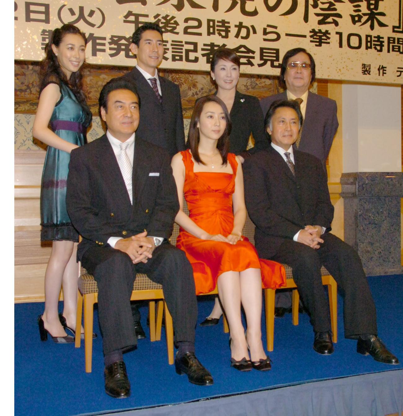 06年9月、10時間ドラマ「忠臣蔵瑤泉院の陰謀」の制作発表会見前列左から高橋英樹、稲森いずみ、北大路欣也後列左から吹石一恵、高嶋政伸、松坂慶子、ジェームス三木氏