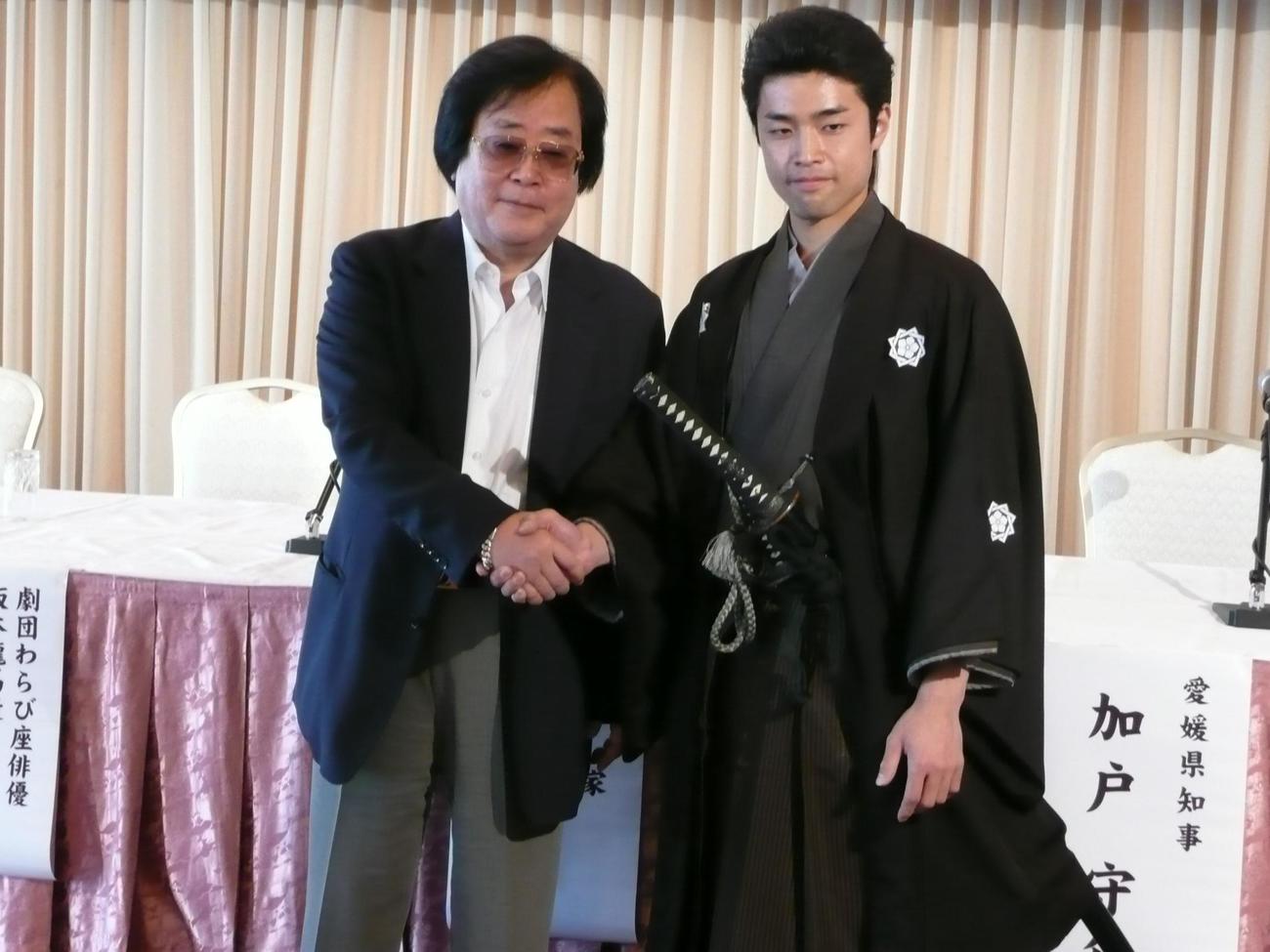 07年7月、ミュージカル「龍馬！」制作発表　出席したジェームス三木氏（左）と上野哲也