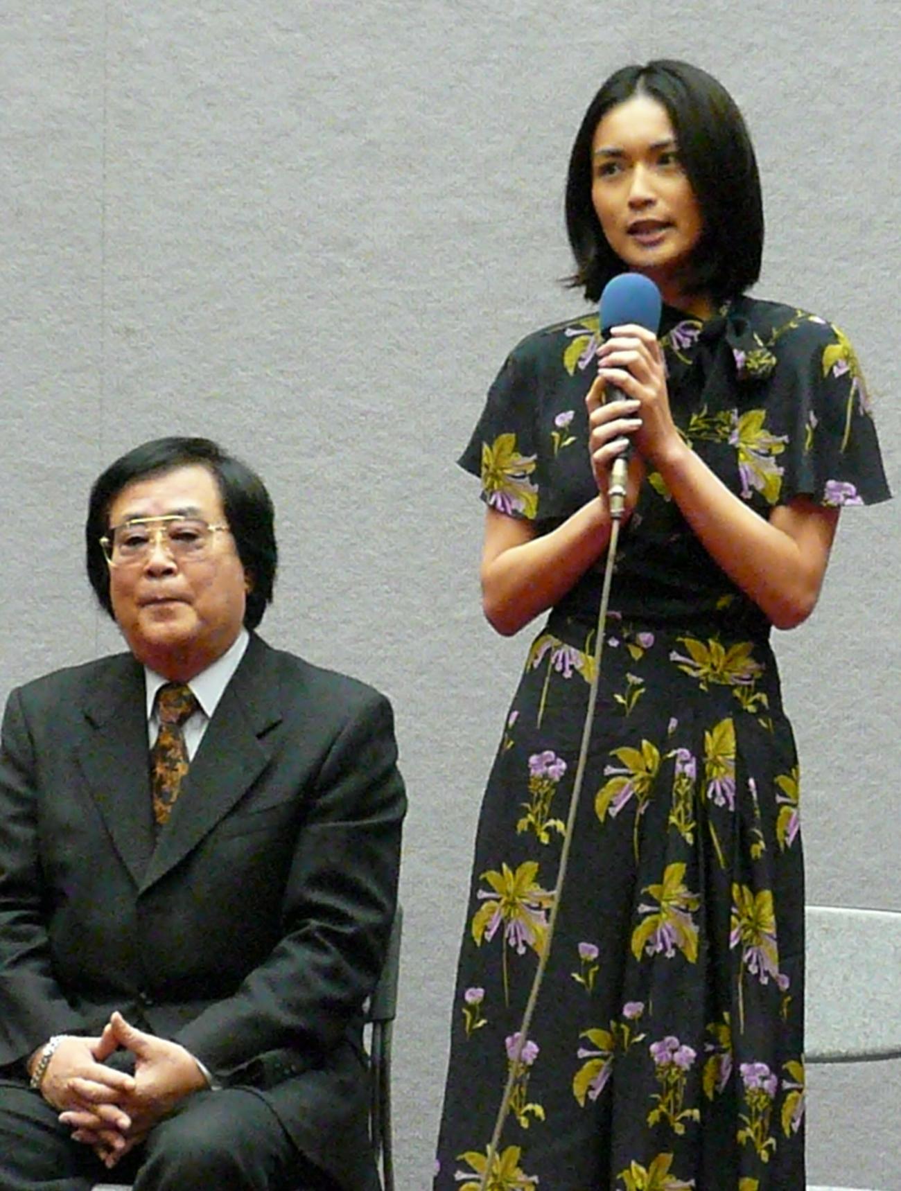 07年11月、NHK主演ドラマの完成会見に出席した長谷川京子（右）と原作者のジェームス三木氏