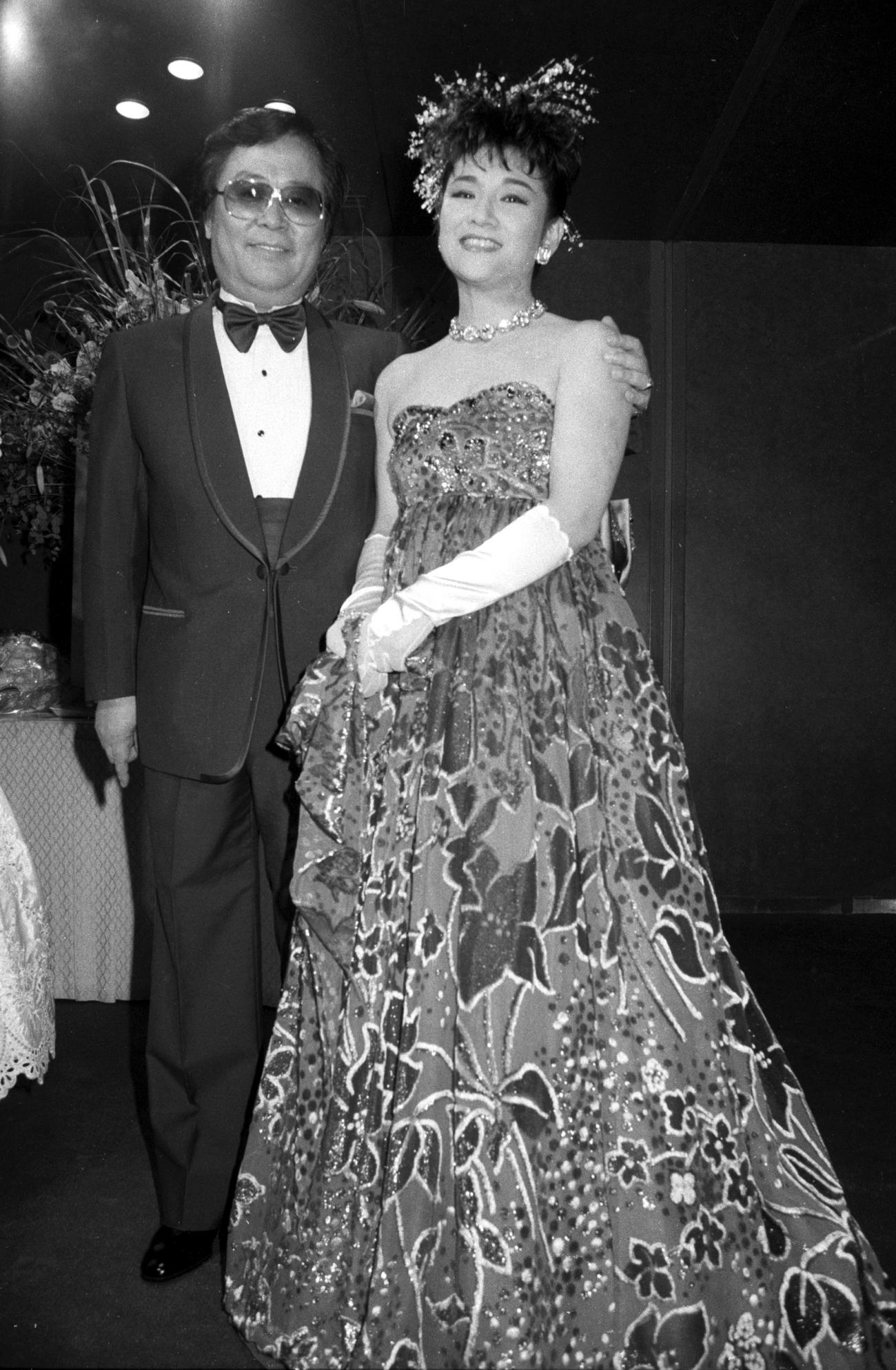 86年8月、憲子夫人と結婚25周年を迎え「銀婚記念晩餐会」を行ったジェームス三木氏。夫妻は貧しくて結婚式をあげたいないことを知った淡谷のり子、黒柳徹子、十朱幸代ら女性9人が発起人となって開いた