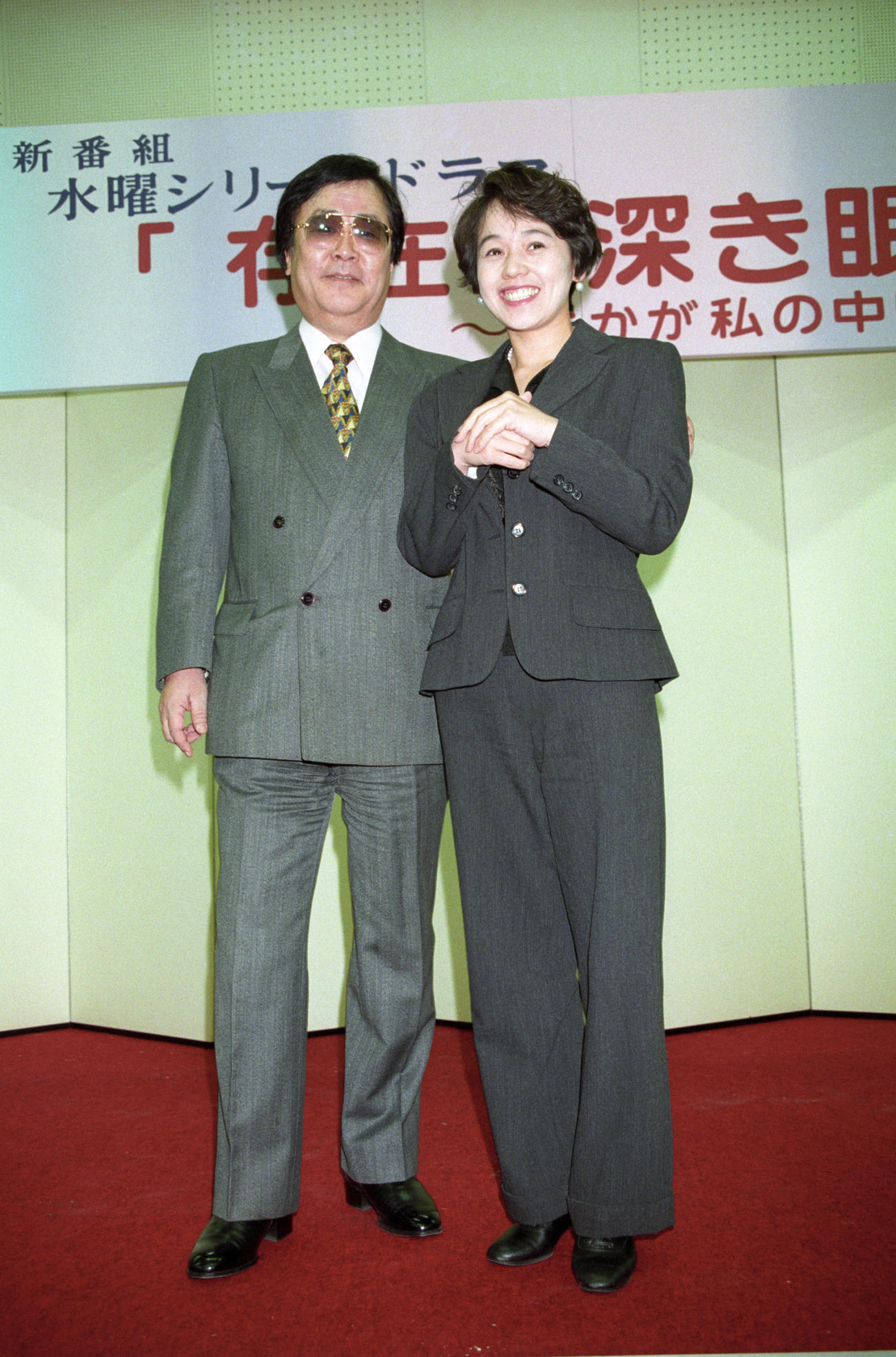96年2月、NHKドラマ「存在の深き眠り～誰かが私の中にいる～」の制作発表会見に出席した大竹しのぶ（右）と脚本のジェームス三木氏