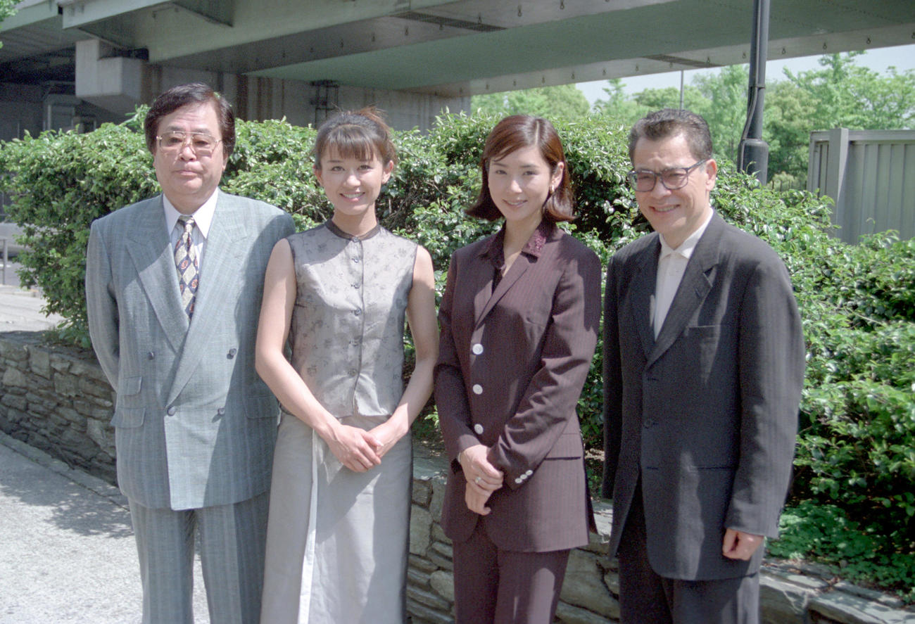 97年5月、NHKドラマ「夜会の果て」制作会見　左から脚本家のジェームス三木氏、田村英里子、黒木瞳、江守徹