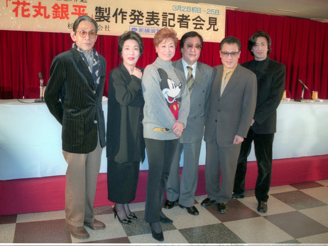 98年2月、公演「花丸銀平」制作発表　出席した（左から）菅原謙次、波乃久里子、水谷八重子、ジェームス三木氏、江守徹、市川染五郎