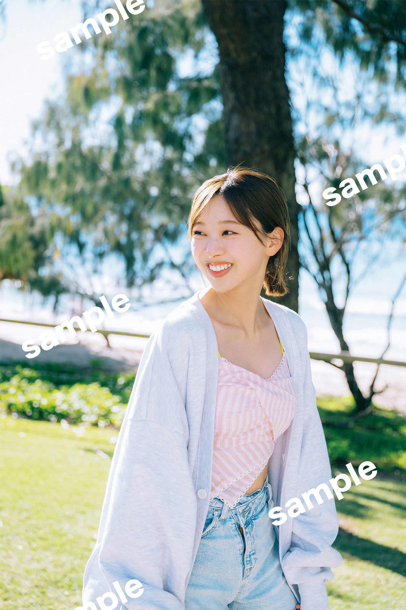 日向坂46富田鈴花ファースト写真集の特典カット／峠雄三氏撮影（C）光文社