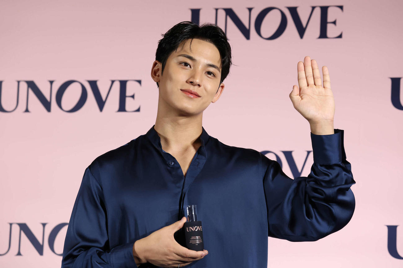 韓国発パーソナルケアブランド「UNOVE」の発表会で、商品を手に写真に納まるMINGYU（撮影・丹羽敏通）