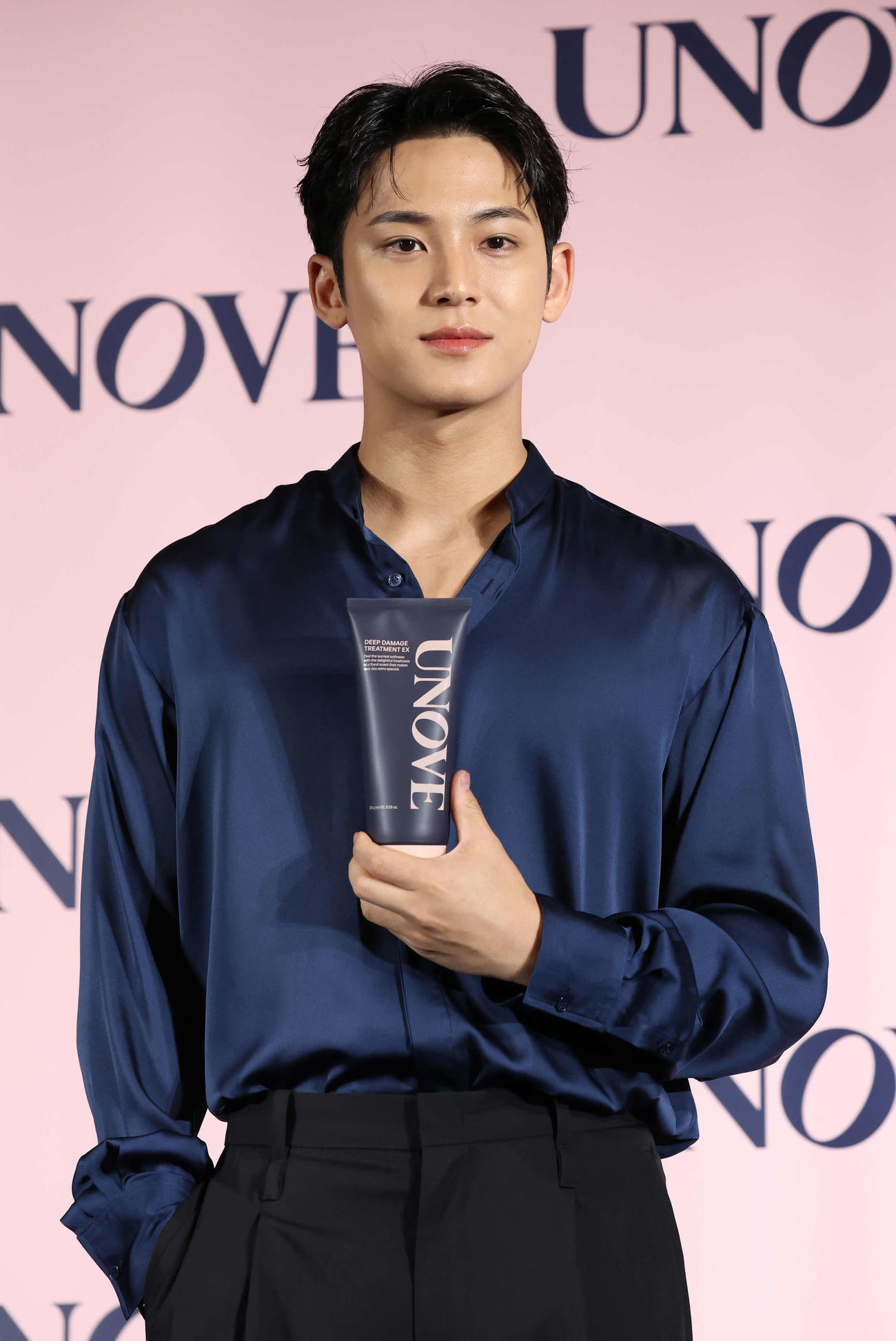 韓国発パーソナルケアブランド「UNOVE」の発表会で、商品を手に写真に納まるMINGYU（撮影・丹羽敏通）