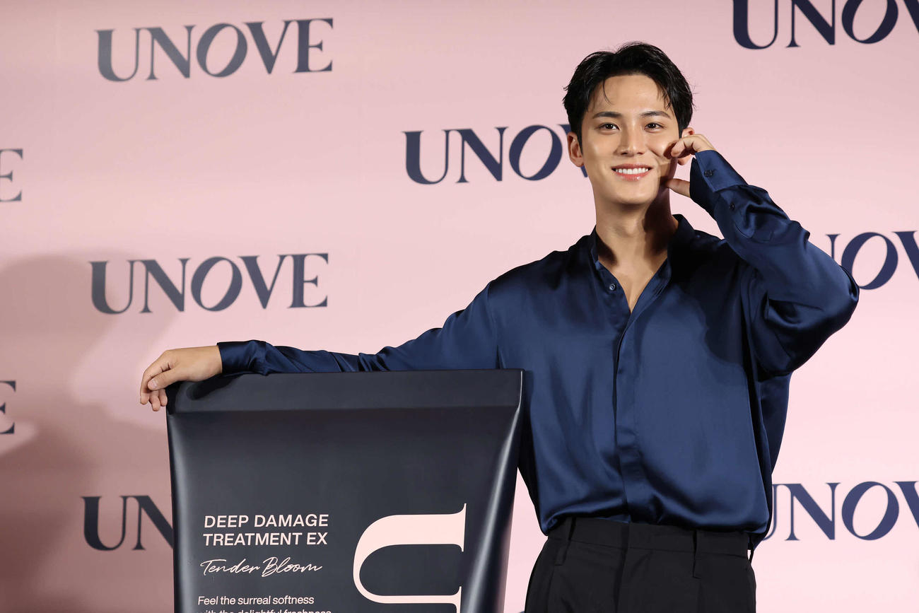 大きな商品オブジェと写真に納まるMINGYU（撮影・丹羽敏通）