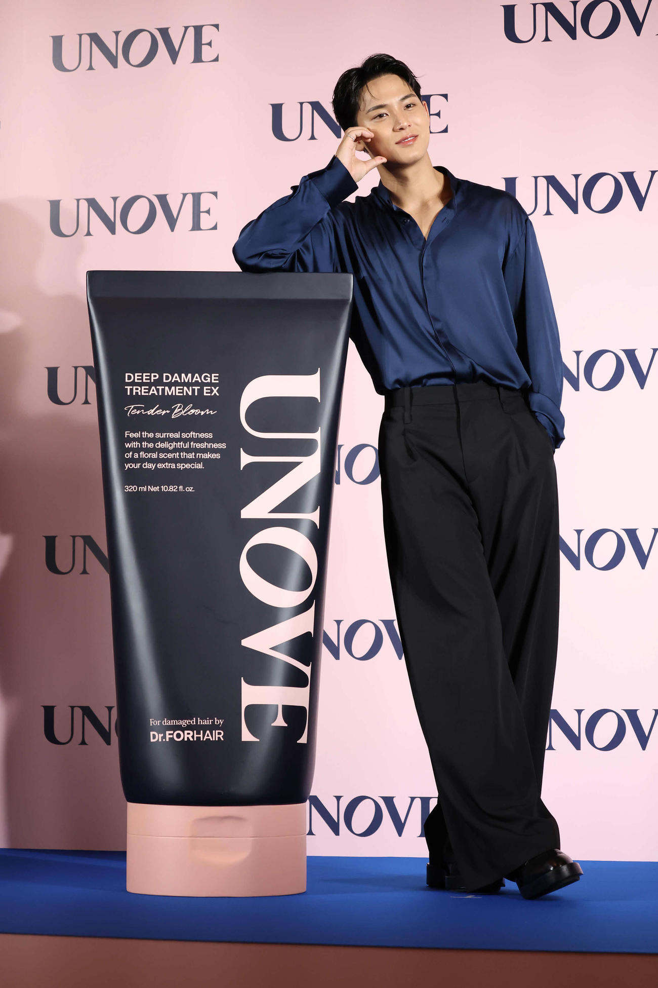 大きな商品オブジェと写真に納まるMINGYU（撮影・丹羽敏通）