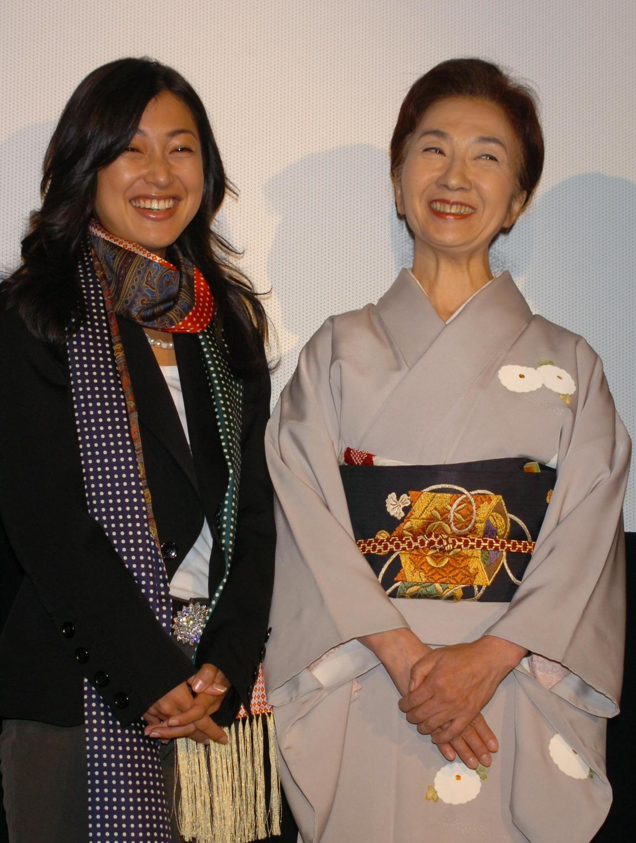 映画「カーテンコール」の舞台あいさつ後、記念撮影で笑みを見せる左から鶴田真由（左）と藤村志保さん＝2005年11月