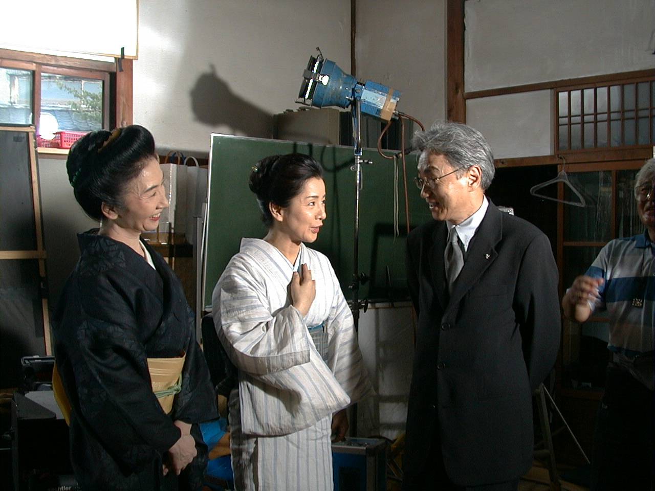 吉永小百合（中央）主演の映画「長崎ぶらぶら節」の撮影現場。左は藤村志保さん、右は激励に訪れたなかにし礼さん