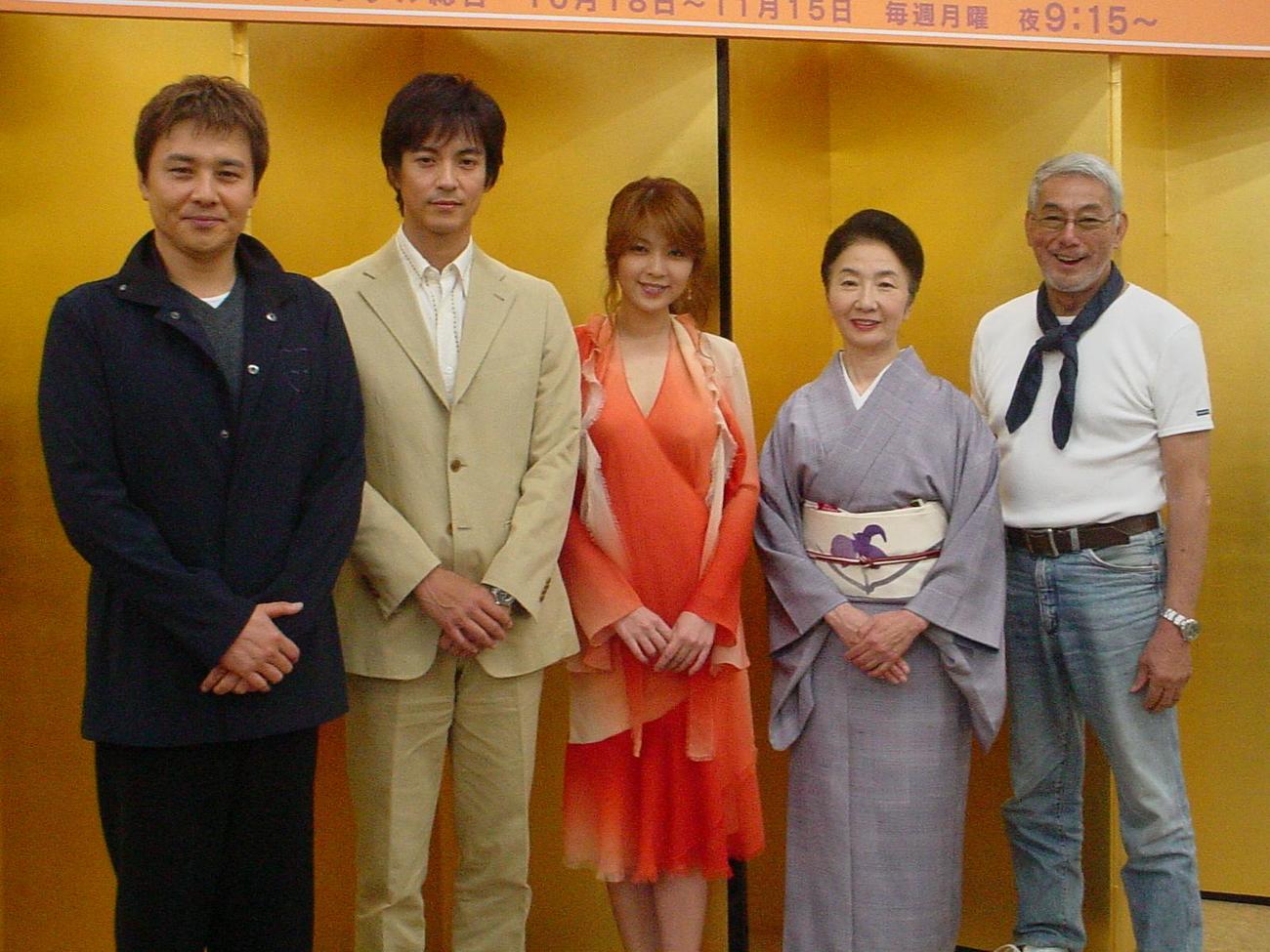 NHKドラマ「ねばる女」会見（左から）渡辺徹、沢村一樹、飯島直子、藤村志保さん＝2004年