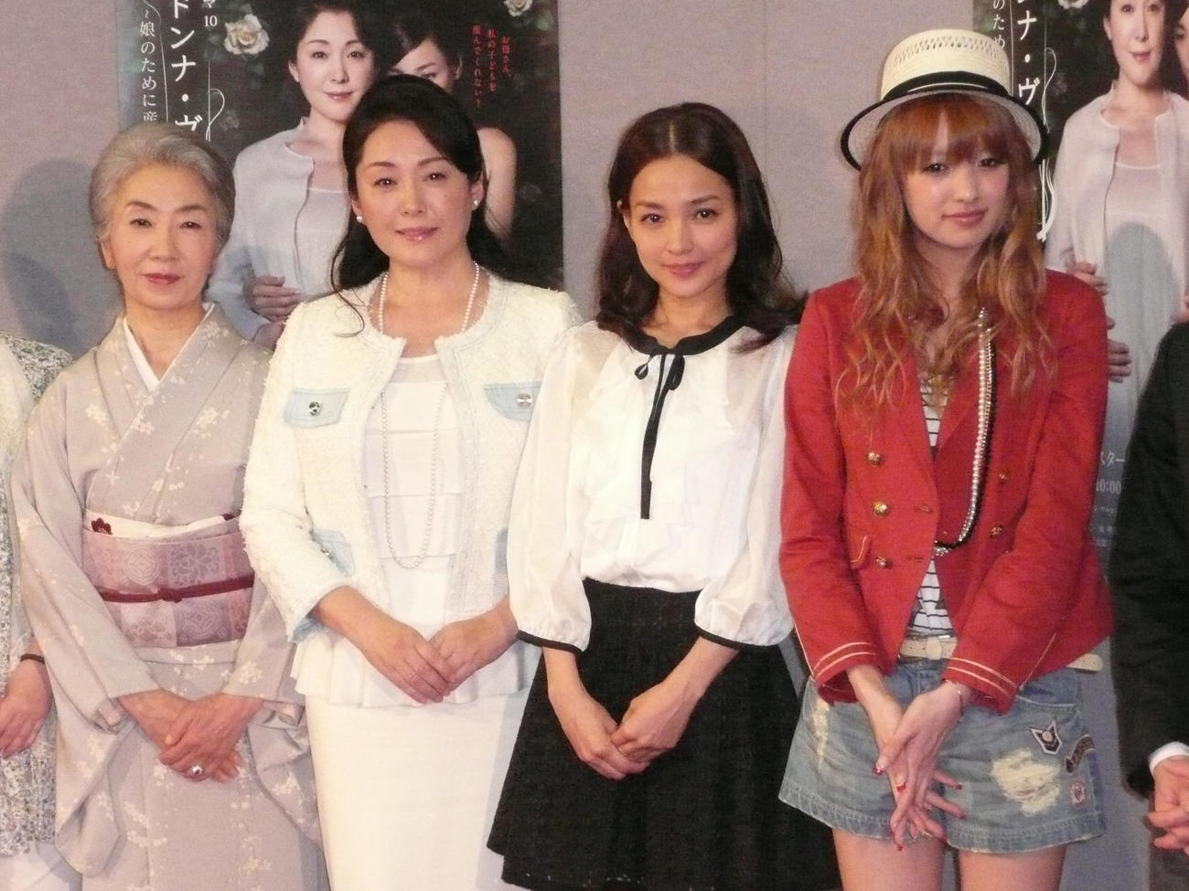 ドラマ「マドンナ・ヴェルデ」会見に出席した（左から）藤村志保さん、松坂慶子、国仲涼子、南明奈＝2011年4月7日
