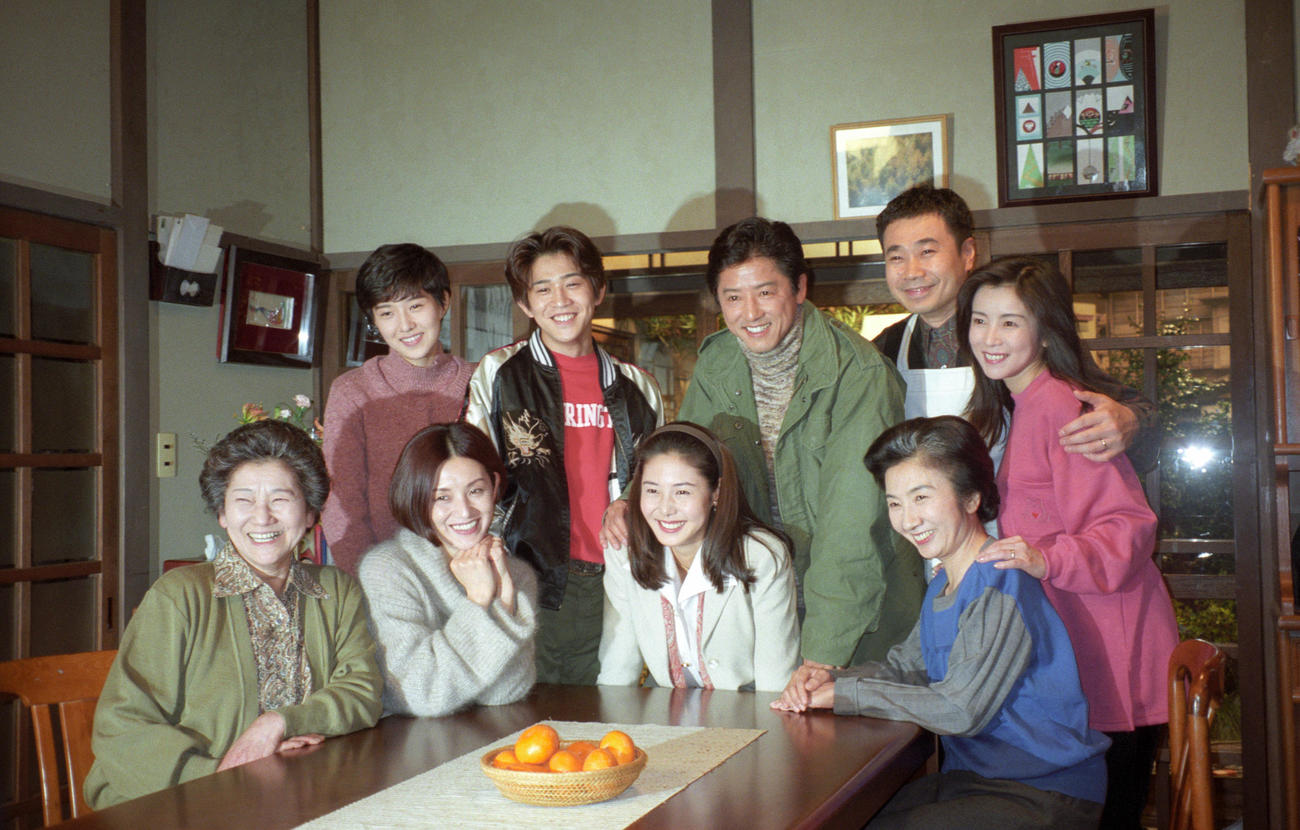 96年1月、NHK「ひまわり」のスタジオ収録で笑顔の、前列左から佐々木すみ江さん、夏木マリ、松嶋菜々子、藤村志保さん、後列左から真田麻垂美、遠藤雅、寺泉憲、三宅裕司、川島なお美さん