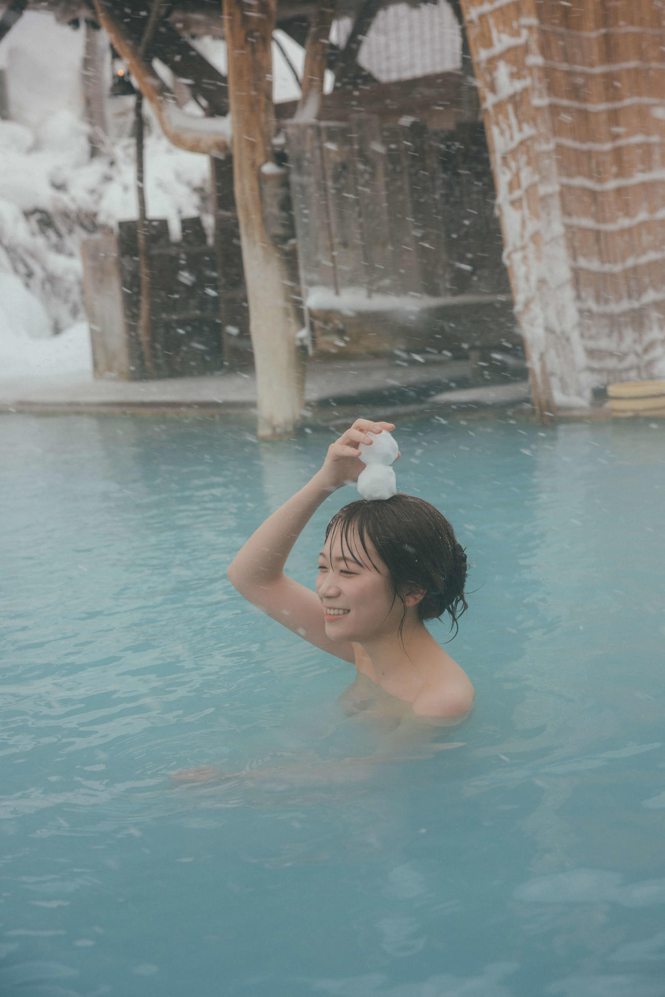 秋元真夏フォトブック「淡淡（あわあわ）」に収録されるお風呂カット　