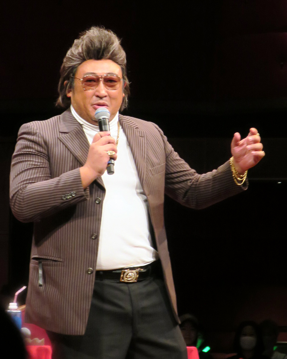 「水谷千重子50周年記念公演」制作発表会見で熱唱する倉たけし（ロバート秋山）