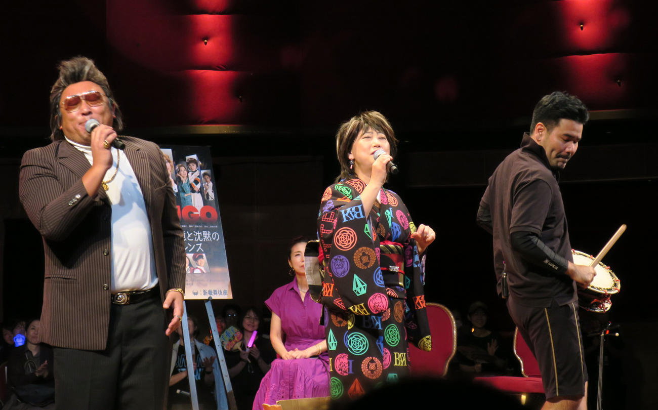 「水谷千重子50周年記念公演」制作発表会見で。左から、倉たけし、水谷千重子、まさとし先輩