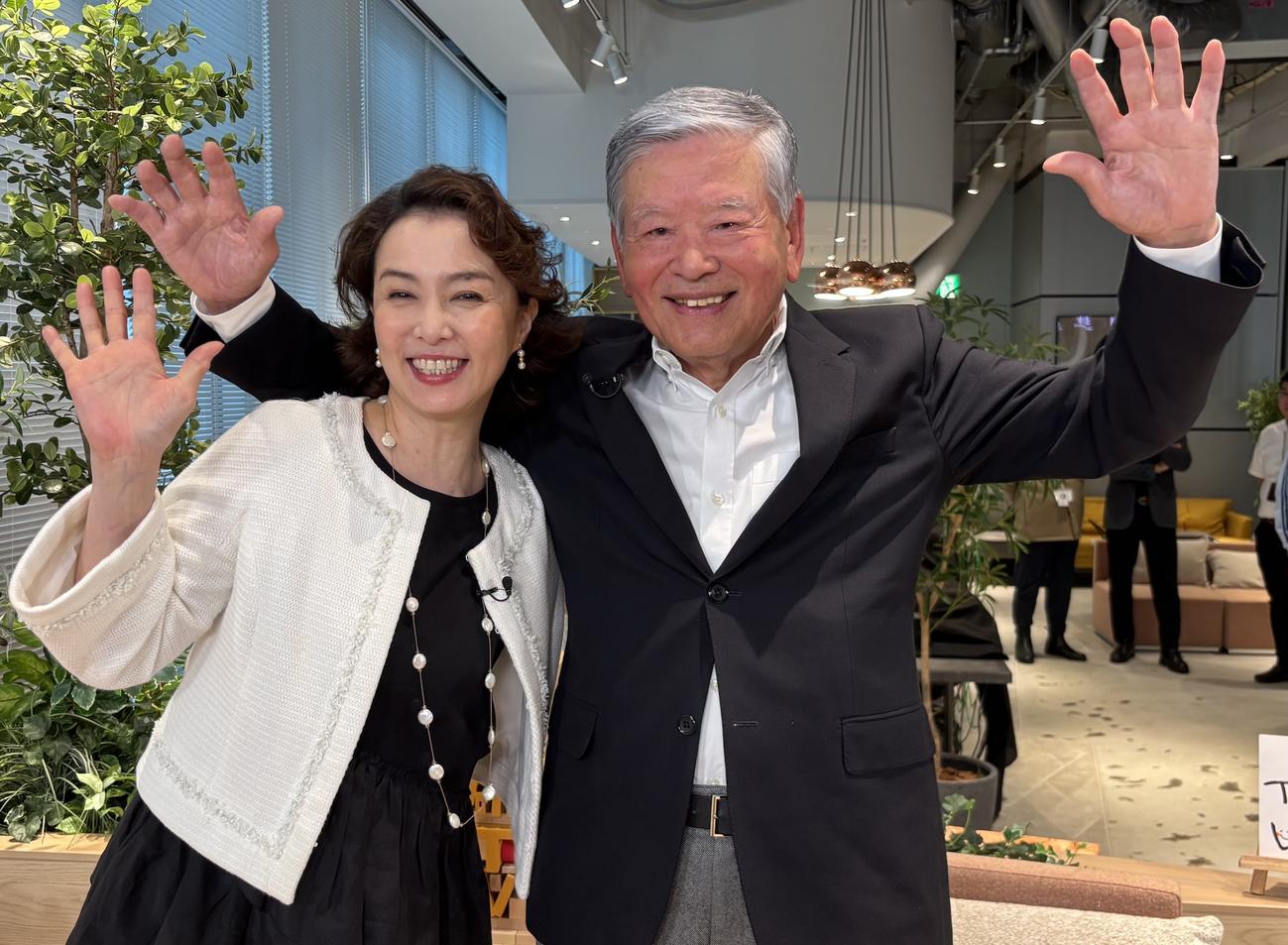 河野景子（左）と川淵三郎さん