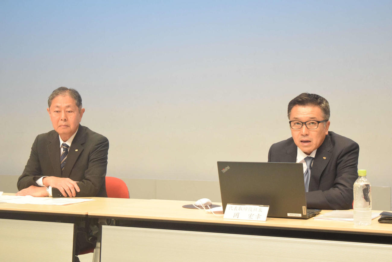 関西テレビの尾谷牧夫代表取締役会長（左）と岡宏幸代表取締役社長（撮影・阪口孝志）
