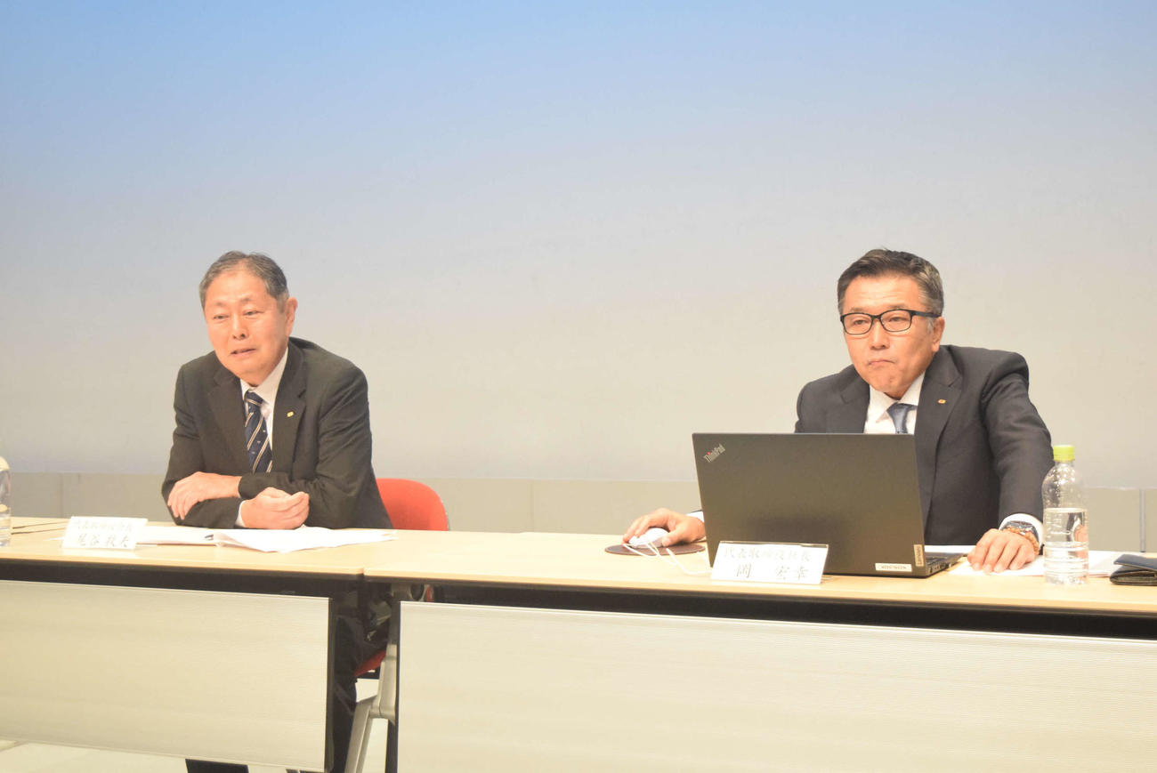 関西テレビの尾谷牧夫代表取締役会長（左）と岡宏幸代表取締役社長（撮影・阪口孝志）